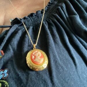 Camel pendant and chain